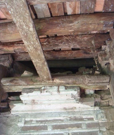 Các hạng mục bằng gỗ đã mục nát