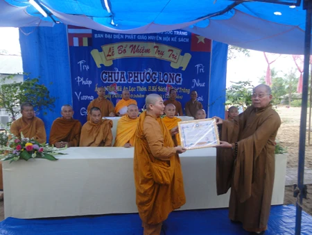 HT Thích Thiện Sanh trao quyết định.jpg
