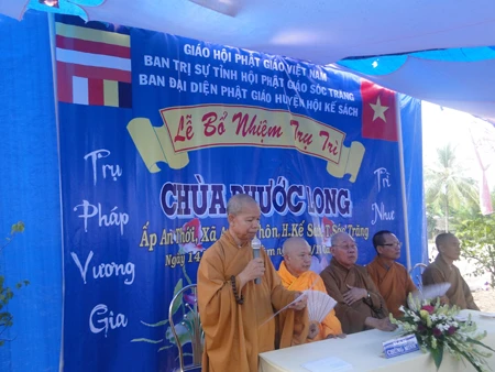 TT Thích Thiện Thạnh đọc Quyết định.jpg