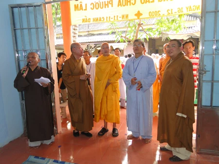 Chư Tôn đức tham quan nhà dưỡng lão.jpg