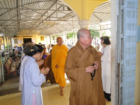 Cung nghinh Chư Tôn đức quang lâm.jpg