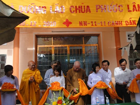 Cắt băng khánh thành.jpg