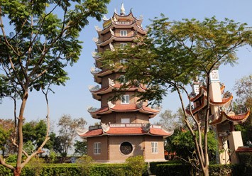 Bảo Tháp nằm trong khuôn viên chùa