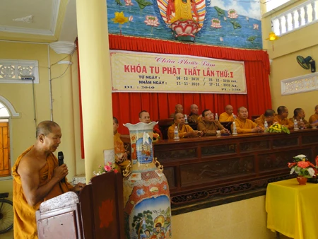 Đại đức Thích Giác Thời đọc diễn văn khai mạc khóa tu Phật thất.jpg