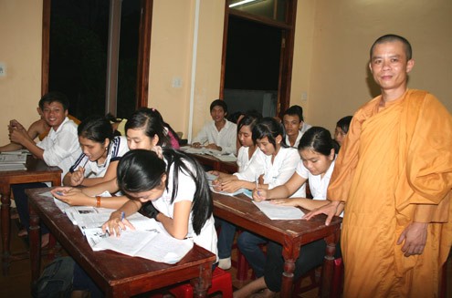 Sư thầy Thích Chơn Hữu và lớp học tiếng Anh miễn phí do mình lập ra - Ảnh: Văn Nguyễn tienganh.jpg