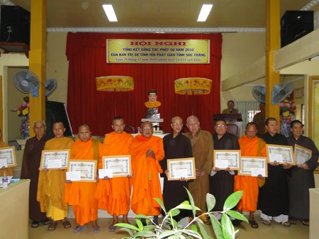 Các Ban Đại diện nhận bằng tuyên dương công đức.jpg