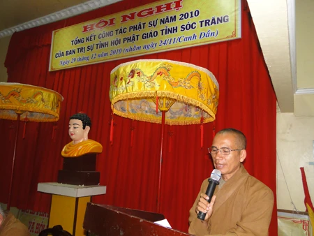 TT Thích Minh Hạnh trình bày báo cáo.jpg