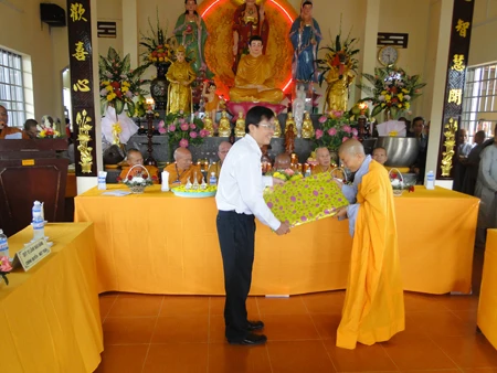 Chính quyền tặng quà.jpg