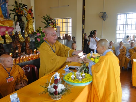 Chư Tôn đức tặng quà 1.jpg