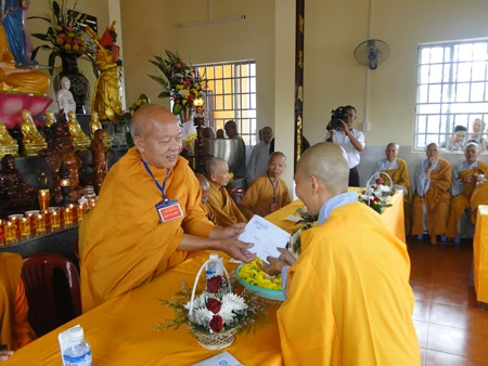 Chư Tôn đức tặng quà 2.jpg