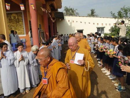 Cung nghinh Chư Tôn đức quang lâm.jpg