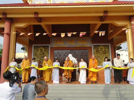 Cắt băng khánh thành.jpg