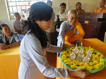 Phật tử dâng cúng Ngọc Xá Lợi.jpg