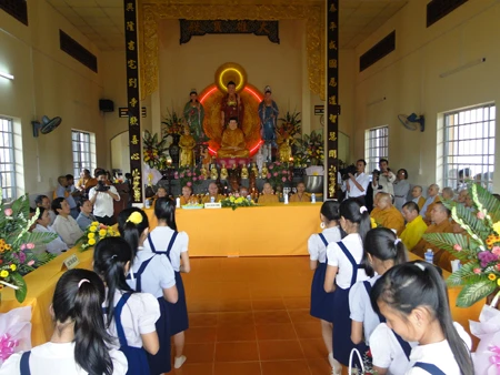 Phật tử dâng hoa cúng dường 1.jpg