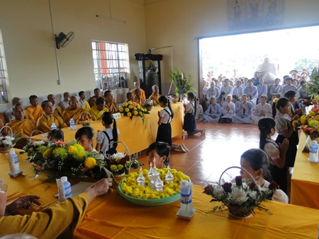 Phật tử dâng hoa cúng dường.jpg