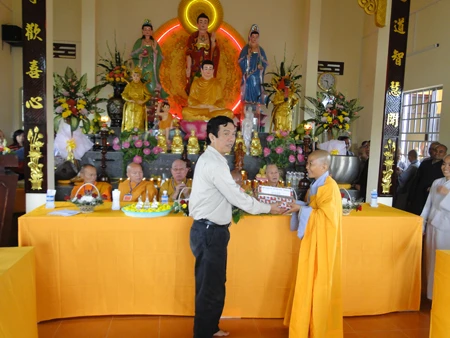 ông Trần Minh-Phó Giám đốc SNV tặng quà.jpg