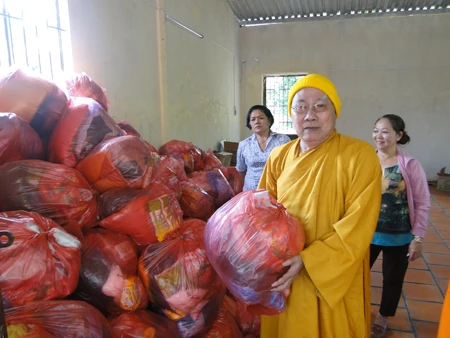 HT Thích Thiện Sanh phát quà 1.jpg