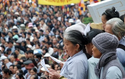 R -Phat tu tung kinh cau nguyen_resize.JPG