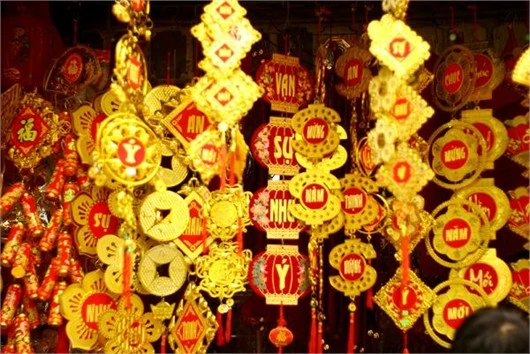 Người Hà Nội nhộn nhịp sắm đồ trang trí Tết