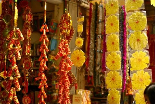Người Hà Nội nhộn nhịp sắm đồ trang trí Tết
