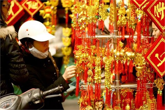Người Hà Nội nhộn nhịp sắm đồ trang trí Tết ảnh 4 Người Hà Nội nhộn nhịp sắm đồ trang trí Tết