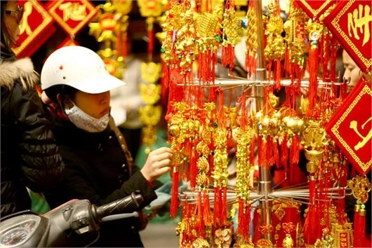 Người Hà Nội nhộn nhịp sắm đồ trang trí Tết