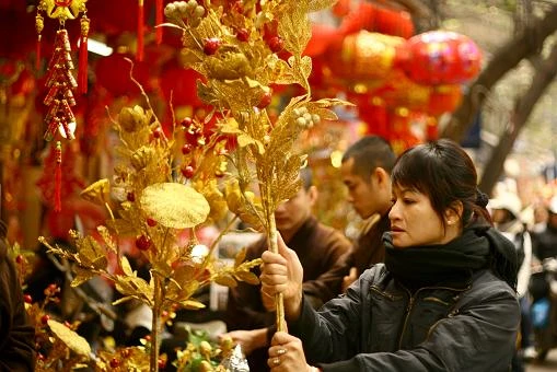Người Hà Nội nhộn nhịp sắm đồ trang trí Tết