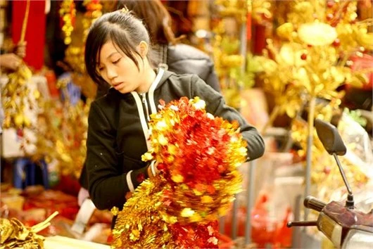 Người Hà Nội nhộn nhịp sắm đồ trang trí Tết