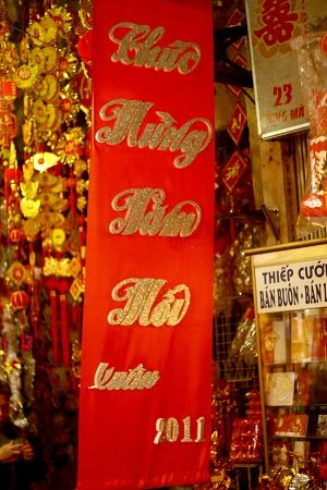 Người Hà Nội nhộn nhịp sắm đồ trang trí Tết