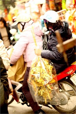 Người Hà Nội nhộn nhịp sắm đồ trang trí Tết ảnh 13 Người Hà Nội nhộn nhịp sắm đồ trang trí Tết