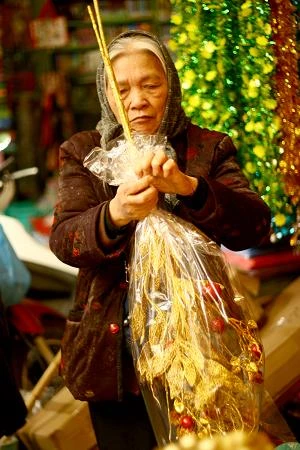 Người Hà Nội nhộn nhịp sắm đồ trang trí Tết