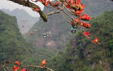 Nếu xảy ra sự cố mất điện thì cáp treo vào chùa Hương vẫn vận hành liên tục nhờ hệ thống điện tự hành (Ảnh: Kiều Minh)