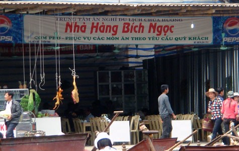 Lễ hội năm nay nghiêm cấm bán thực phẩm ăn uống từ động vật hoang dã, thực phẩm không được treo mà phải bày bán trong tủ kính (Ảnh: Kiều Minh) Lễ hội năm nay nghiêm cấm bán thực phẩm ăn uống từ động vật hoang dã, thực phẩm không được treo mà phải bày bán trong tủ kính (Ảnh: Kiều Minh)