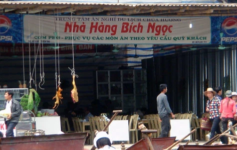 Lễ hội năm nay nghiêm cấm bán thực phẩm ăn uống từ động vật hoang dã, thực phẩm không được treo mà phải bày bán trong tủ kính (Ảnh: Kiều Minh)