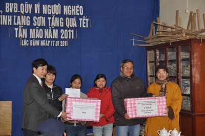 Lạng Sơn: Tặng quà giúp bà con nghèo đón Xuân Tân Mão ảnh 10