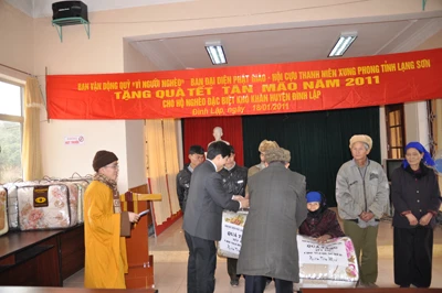 Lạng Sơn: Tặng quà giúp bà con nghèo đón Xuân Tân Mão ảnh 1