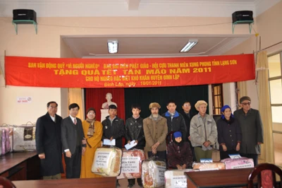 Lạng Sơn: Tặng quà giúp bà con nghèo đón Xuân Tân Mão ảnh 2