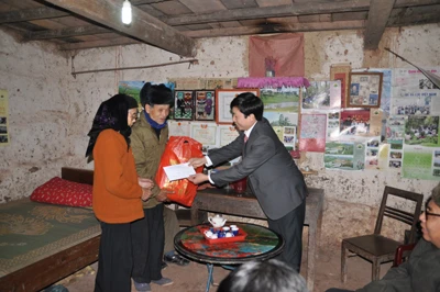 Lạng Sơn: Tặng quà giúp bà con nghèo đón Xuân Tân Mão ảnh 4