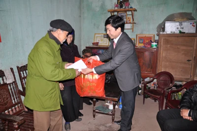 Lạng Sơn: Tặng quà giúp bà con nghèo đón Xuân Tân Mão ảnh 5