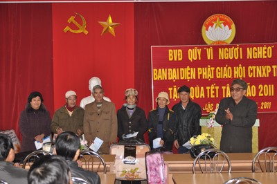 Lạng Sơn: Tặng quà giúp bà con nghèo đón Xuân Tân Mão ảnh 7