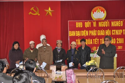 Lạng Sơn: Tặng quà giúp bà con nghèo đón Xuân Tân Mão ảnh 7