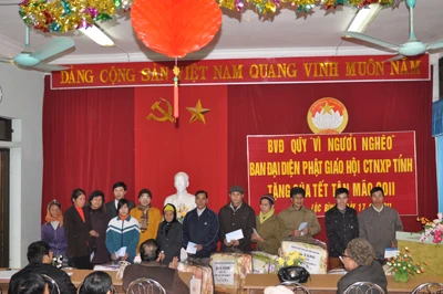 Lạng Sơn: Tặng quà giúp bà con nghèo đón Xuân Tân Mão ảnh 8