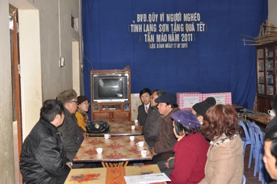 Lạng Sơn: Tặng quà giúp bà con nghèo đón Xuân Tân Mão ảnh 9