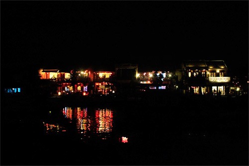 Những dãy nhà cổ thắp sáng bên sông Hoài. Ngôi đền Nhật Bản cũng lung linh trong đêm. Đèn hoa đăng lung linh đêm rằm Hội An