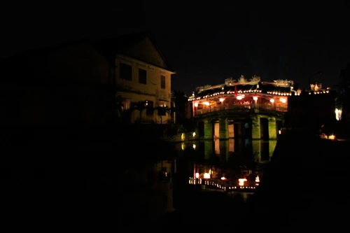 Đèn hoa đăng lung linh đêm rằm Hội An