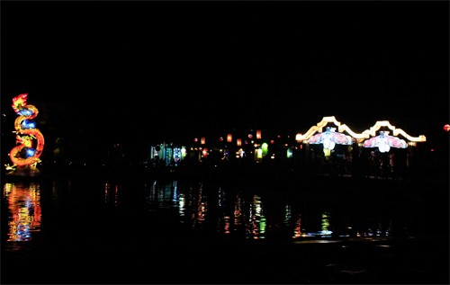 Tứ quý "long, lân, quy, phượng" và một con cá to thắp sáng giữa dòng sông. Đèn hoa đăng lung linh đêm rằm Hội An