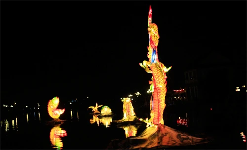 Đèn hoa đăng lung linh đêm rằm Hội An