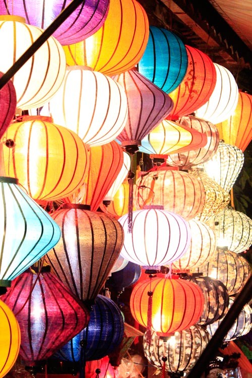 Khu phố bán đèn lồng trong đêm rằm ở Hội An. Đèn hoa đăng lung linh đêm rằm Hội An