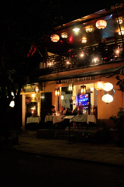 Đèn hoa đăng lung linh đêm rằm Hội An