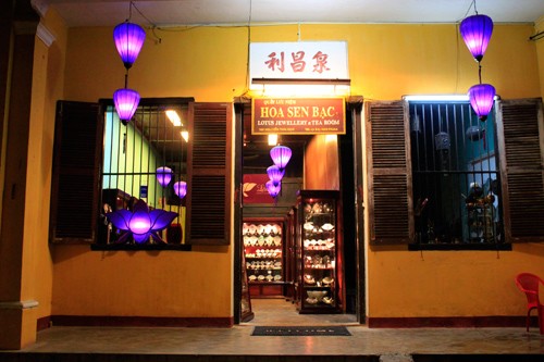 Phố cổ Hội An trong đêm rằm. Ánh sáng chủ đạo ở các quán ăn, quán cà phê đều được thắp bởi đèn lồng. Đèn lồng thắp sáng ngõ nhỏ. Chút tinh tế với sắc tím của người dân phố Hội. Đèn hoa đăng lung linh đêm rằm Hội An